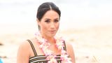 Herzogin Meghan trug ein gestreiftes Kleid des australischen Modemachers Martin Grant. Kostenpunkt: rund 1200 Euro. Bereits am ersten Tag ihres Australienbesuches wählte die 37-Jährige einen Trenchcoat des Designers.