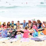 Harry und Meghan geben sich bei ihrem Staatsbesuch bisher sehr volksnah und brechen sogar einige Regeln. Körperkontakt mit den Royals ist eigentlich verboten, doch die beiden haben bereits zahlreiche Australier umarmt, geherzt und sogar Selfies gemacht. Auch mit den Surfern am Strand des Bondi Beach ging das Paar auf Tuchfühlung.