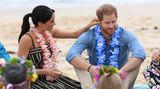 Wie schon bei ihren Auftritten in den vergangenen Tagen zeigten sich Meghan und Harry sehr vertraut und suchten immer wieder Körperkontakt. Sie kraulte ihm das Ohr und ...