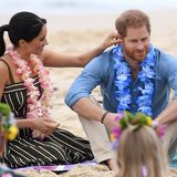 Wie schon bei ihren Auftritten in den vergangenen Tagen zeigten sich Meghan und Harry sehr vertraut und suchten immer wieder Körperkontakt. Sie kraulte ihm das Ohr und ...