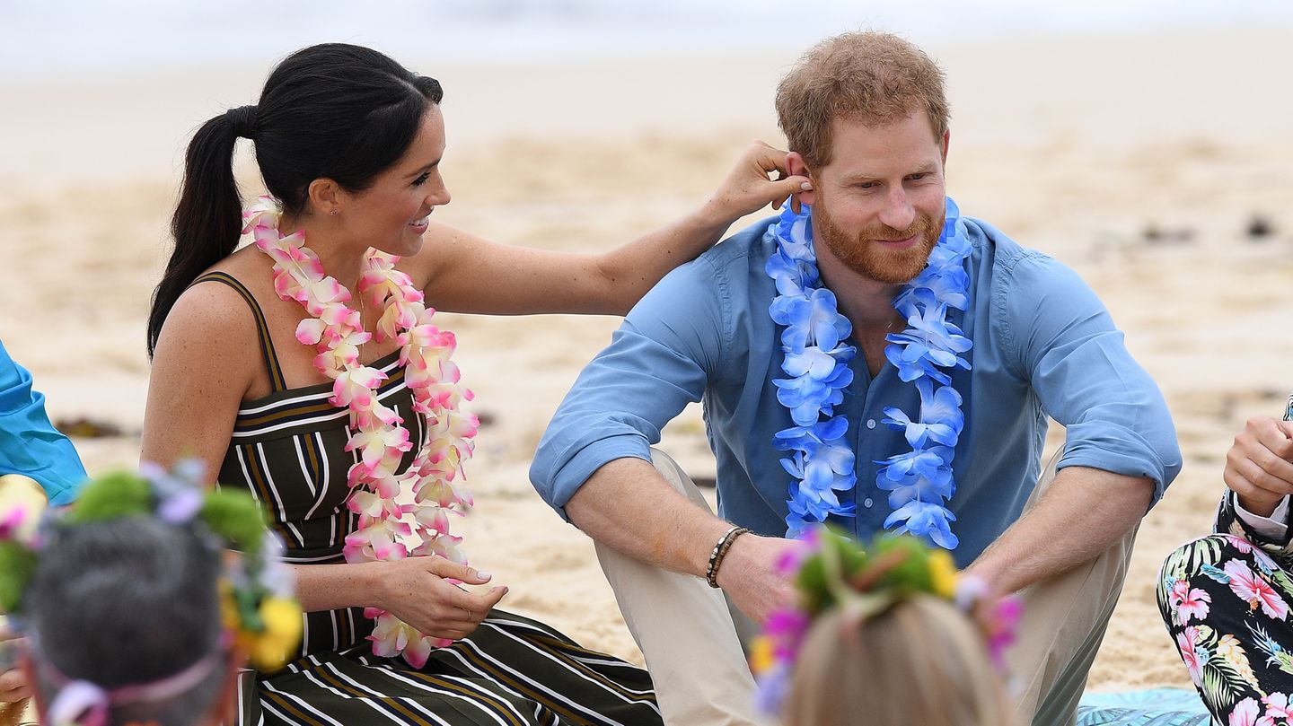 Wie schon bei ihren Auftritten in den vergangenen Tagen zeigten sich Meghan und Harry sehr vertraut und suchten immer wieder Körperkontakt. Sie kraulte ihm das Ohr und ...
