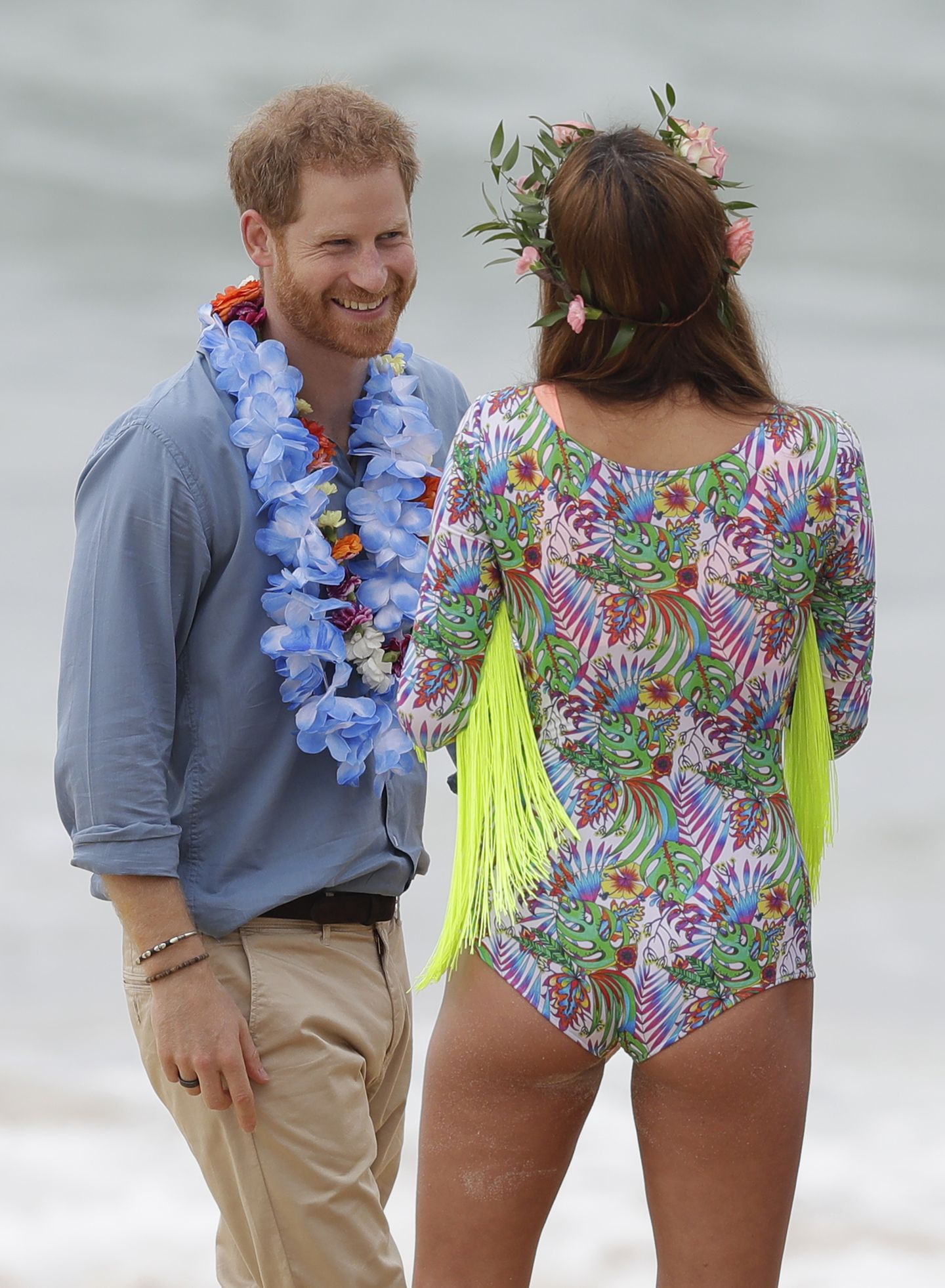 Was trägt man zum Treffen mit Prinz Harry? Am Bondi Beach herrscht ein lockerer Dresscode - da reicht auch ein langärmliger Body.