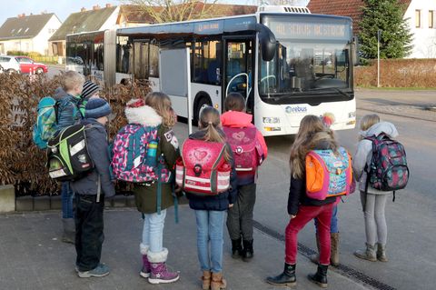 Schüler warten in Rostock auf den Bus