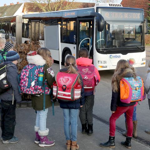 Schüler warten in Rostock auf den Bus