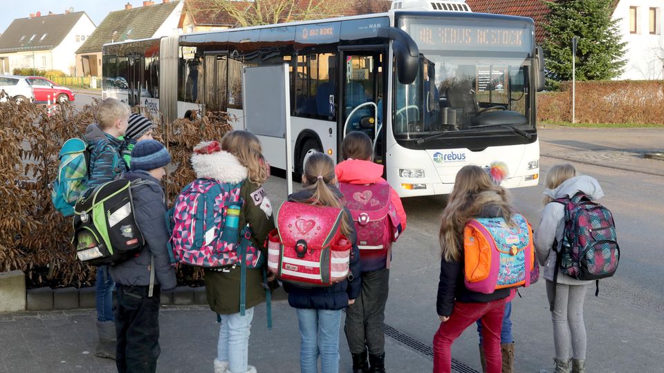Schüler warten in Rostock auf den Bus