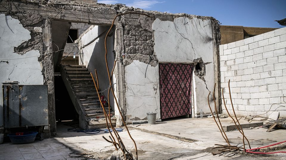 Als die Bombe auf Abdullahs Haus fiel, starben hier zehn Mitglieder seiner Familie, unter ihnen seine sechs Kinder Als die Bombe auf Abdullahs Haus fiel, starben hier zehn Mitglieder seiner Familie, unter ihnen seine sechs Kinder