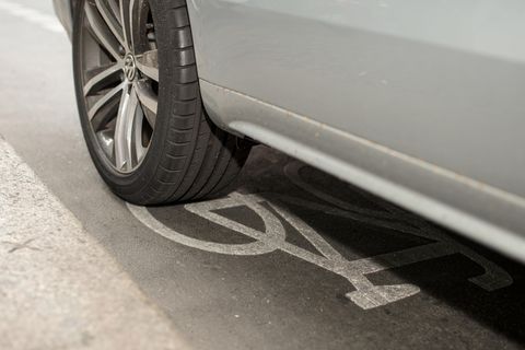 Ein Auto parkt auf dem Radweg