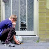 Kind hat eine Scheibe einer Tür zerschossen