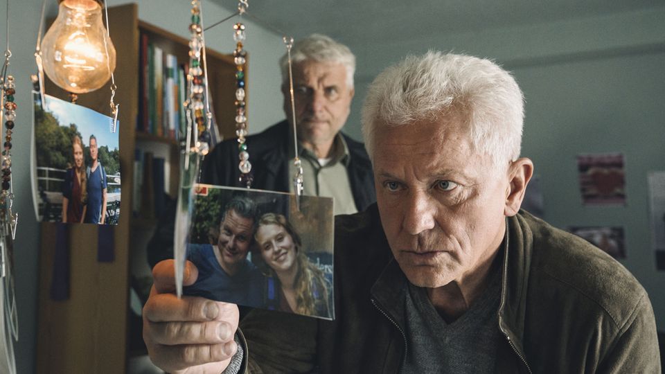 Kriminalhauptkommissar Franz Leitmayr (Udo Wachtveitl) und sein Kollege Ivo Batic (Miroslav Nemec) sichten in Melanies Zimmer Fotos von der Verschwundenen.