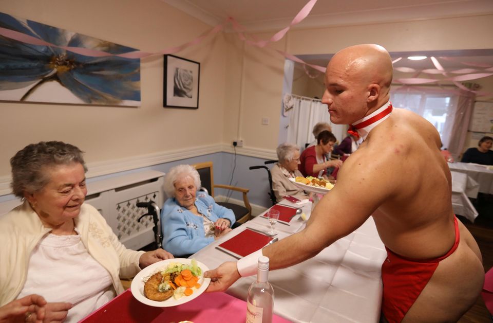 Besonderer Besuch: Gaudi im Seniorenheim: Muskelbepackte Stripper servieren alten Damen das Essen