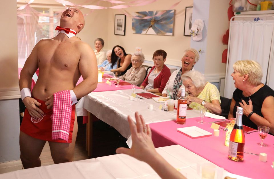Besonderer Besuch: Gaudi im Seniorenheim: Muskelbepackte Stripper servieren alten Damen das Essen