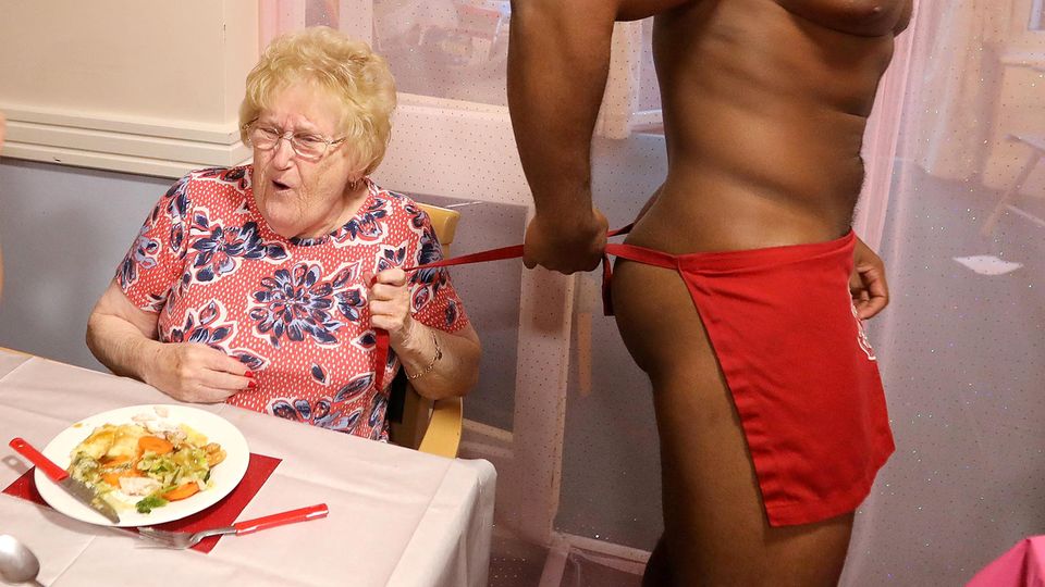 Besonderer Besuch: Gaudi im Seniorenheim: Muskelbepackte Stripper servieren alten Damen das Essen