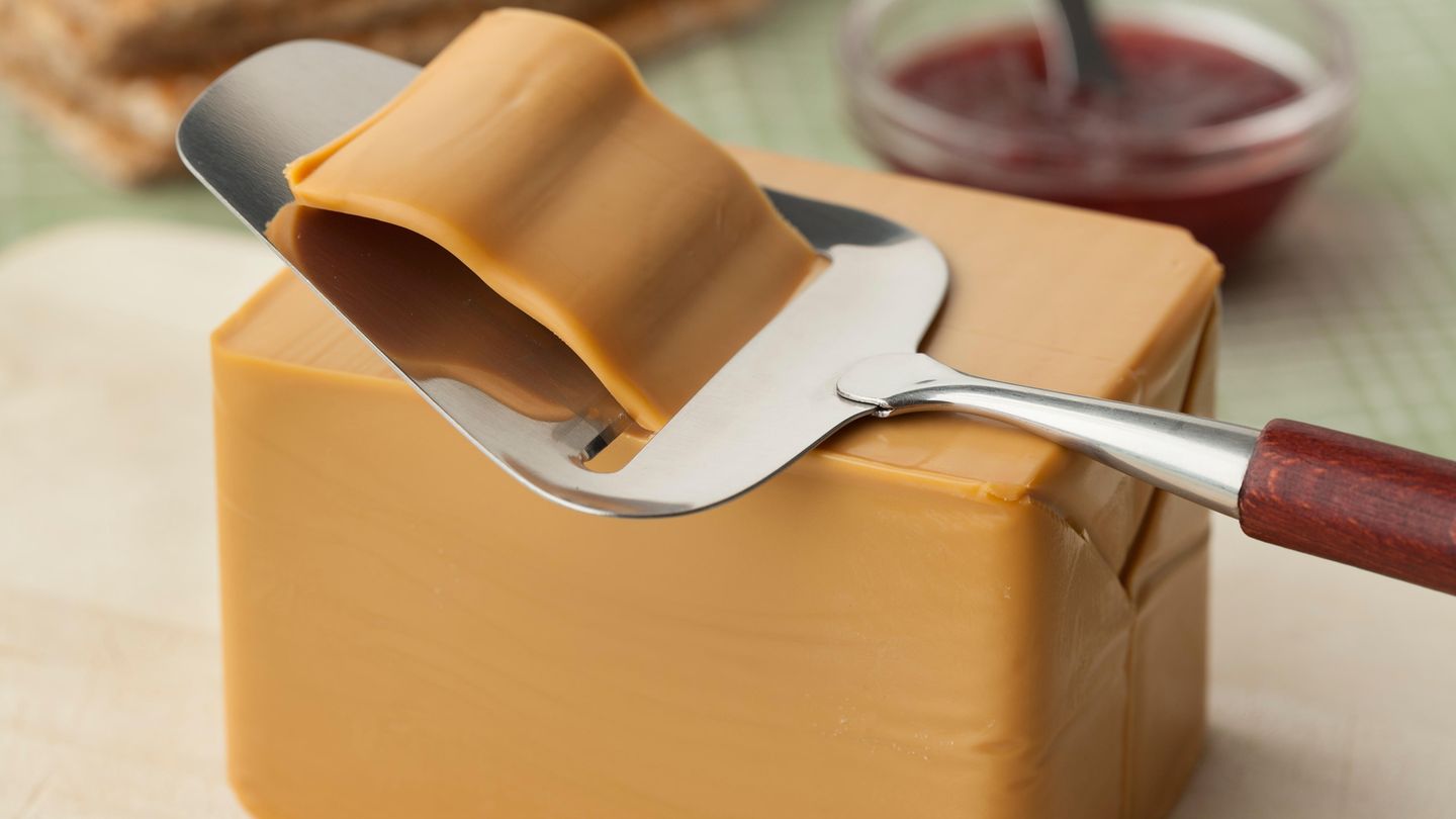 Braunkäse  Auf Norwegisch heißt er Brunost und ist ein Molkenkäse, der aus Kuh-, Ziegen- oder Schafsmilch hergestellt wird (oder aus einer Mischung). Dazu wird die Molke eingekocht. Lang. Und genau das ist der Trick, warum der Käse diesen typischen süßlich-karamellartigen Geschmack bekommt - und auch die Farbe, die hell- bis dunkelbraun sein kann. Es entsteht ein fester Käse, der mit dem Käsehobel geschnitten wird. Am besten schmeckt er auf hellem Brot oder Knäckebrot. Dazu passt Marmelade.