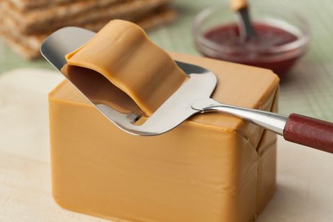 Braunkäse  Auf Norwegisch heißt er Brunost und ist ein Molkenkäse, der aus Kuh-, Ziegen- oder Schafsmilch hergestellt wird (oder aus einer Mischung). Dazu wird die Molke eingekocht. Lang. Und genau das ist der Trick, warum der Käse diesen typischen süßlich-karamellartigen Geschmack bekommt - und auch die Farbe, die hell- bis dunkelbraun sein kann. Es entsteht ein fester Käse, der mit dem Käsehobel geschnitten wird. Am besten schmeckt er auf hellem Brot oder Knäckebrot. Dazu passt Marmelade.