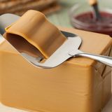 Braunkäse  Auf Norwegisch heißt er Brunost und ist ein Molkenkäse, der aus Kuh-, Ziegen- oder Schafsmilch hergestellt wird (oder aus einer Mischung). Dazu wird die Molke eingekocht. Lang. Und genau das ist der Trick, warum der Käse diesen typischen süßlich-karamellartigen Geschmack bekommt - und auch die Farbe, die hell- bis dunkelbraun sein kann. Es entsteht ein fester Käse, der mit dem Käsehobel geschnitten wird. Am besten schmeckt er auf hellem Brot oder Knäckebrot. Dazu passt Marmelade.