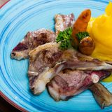 Pinnekjøtt  Das ist ein typisches Gericht aus West- und Nordnorwegen. Es handelt sich dabei um gepökeltes Lamm- oder Hammelfleisch. Es wird gern zu Weihnachten mit Kartoffelpüree gereicht. Die Rippen werden mindestens einen Tag lang in Salzwasser eingeweicht, danach wird das Fleisch gegart und über Birkenholz geräuchert bis das Fleisch vom Knochen fällt. 