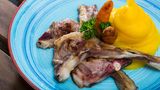 Pinnekjøtt  Das ist ein typisches Gericht aus West- und Nordnorwegen. Es handelt sich dabei um gepökeltes Lamm- oder Hammelfleisch. Es wird gern zu Weihnachten mit Kartoffelpüree gereicht. Die Rippen werden mindestens einen Tag lang in Salzwasser eingeweicht, danach wird das Fleisch gegart und über Birkenholz geräuchert bis das Fleisch vom Knochen fällt. 