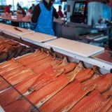 Lachs  Lachs und Norwegen sind untrennbar. Vor allem der Gravlaks, der übersetzt eingegrabener Lachs heißt, darf auf keinem norwegischen Fest fehlen. Früher, als es noch keine Kühlschrank gab, grub man den frischen Lachs in Norwegen in die Erde ein und beschwerte ihn mit einem Stein. Die Tradition ist bis heute geblieben. Für Graved Lachs braucht man eine Beize aus Salz, Pfeffer, Zucker, gehacktem und frischem Dill und etwas Aquavit. Die Fleischseite wird damit mariniert und für etwa 1-3 Tage in den Kühlschrank gestellt. Danach kann man die Beize abspülen und den Lachs in feine Tranchen oder Scheiben schneiden.