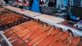 Lachs  Lachs und Norwegen sind untrennbar. Vor allem der Gravlaks, der übersetzt eingegrabener Lachs heißt, darf auf keinem norwegischen Fest fehlen. Früher, als es noch keine Kühlschrank gab, grub man den frischen Lachs in Norwegen in die Erde ein und beschwerte ihn mit einem Stein. Die Tradition ist bis heute geblieben. Für Graved Lachs braucht man eine Beize aus Salz, Pfeffer, Zucker, gehacktem und frischem Dill und etwas Aquavit. Die Fleischseite wird damit mariniert und für etwa 1-3 Tage in den Kühlschrank gestellt. Danach kann man die Beize abspülen und den Lachs in feine Tranchen oder Scheiben schneiden.