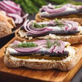 Sild, eingelegter Hering  Norwegischer Hering wird häufig das Silber des Meeres genannt - und ist für seine gute Qualität bekannt. Heringe lassen sich wunderbar braten oder sauer einlegen. Das Fleisch ist nahrhaft und reich an wichtigen Omega-3-Fettsäuren. Den Hering sofort ausnehmen und verwerten, denn das Fleisch verdirbt schnell. 