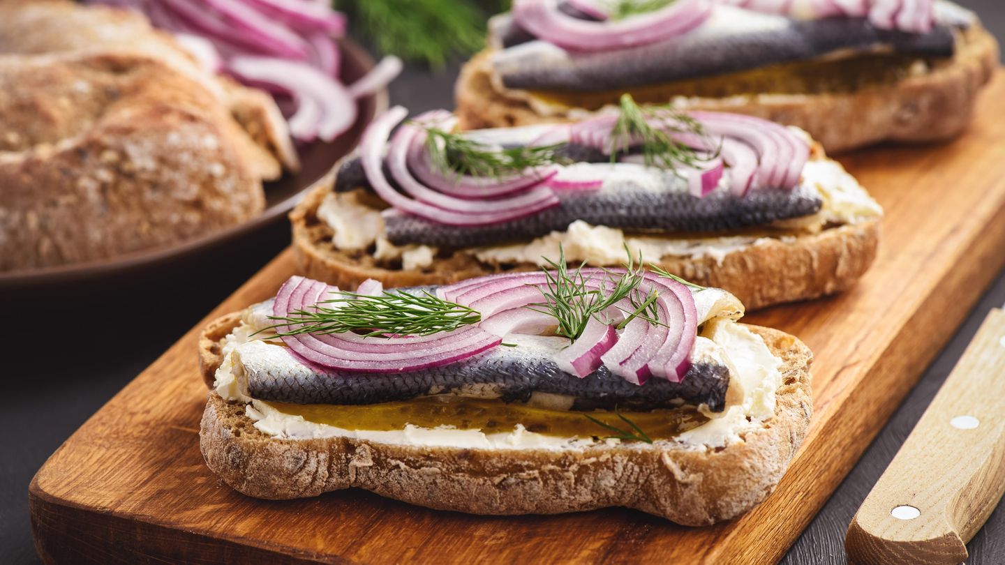 Sild, eingelegter Hering  Norwegischer Hering wird häufig das Silber des Meeres genannt - und ist für seine gute Qualität bekannt. Heringe lassen sich wunderbar braten oder sauer einlegen. Das Fleisch ist nahrhaft und reich an wichtigen Omega-3-Fettsäuren. Den Hering sofort ausnehmen und verwerten, denn das Fleisch verdirbt schnell. 