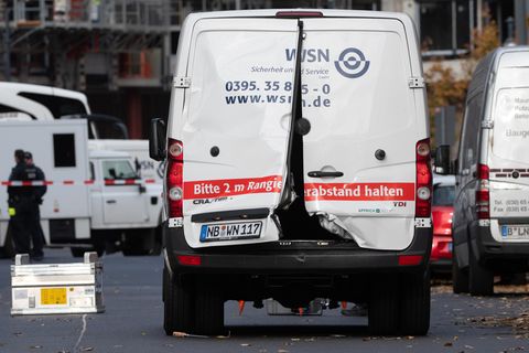 Mehrere Maskierte haben in der Nähe des Alexanderplatzes in Berlin einen Geldtransporter überfallen