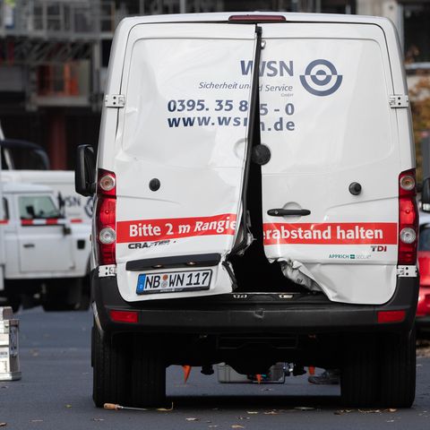 Mehrere Maskierte haben in der Nähe des Alexanderplatzes in Berlin einen Geldtransporter überfallen