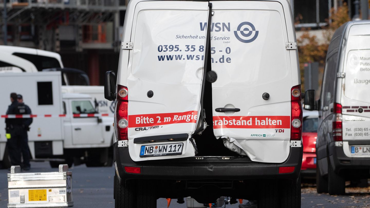 Mehrere Maskierte haben in der Nähe des Alexanderplatzes in Berlin einen Geldtransporter überfallen