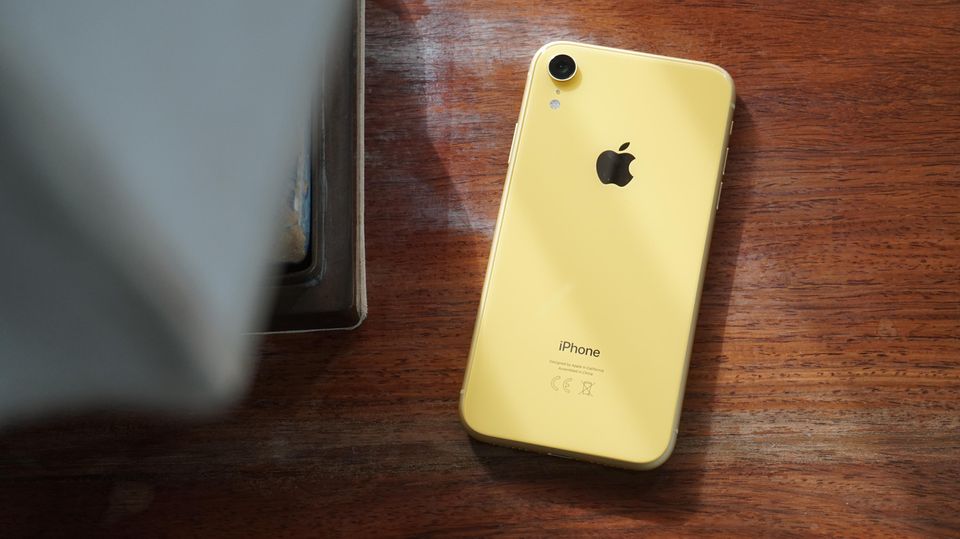 Unser Testmuster des iPhone XR ist sonnig-gelb. Unser Testmuster des iPhone XR ist sonnig-gelb.