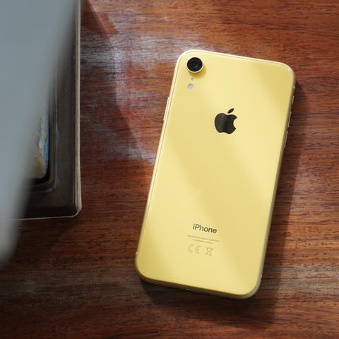 Unser Testmuster des iPhone XR ist sonnig-gelb.