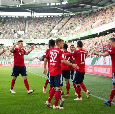 Die Spieler des FC Bayern München jubeln nach dem 1:0 durch Robert Lewandowski