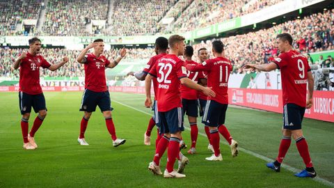 Die Spieler des FC Bayern München jubeln nach dem 1:0 durch Robert Lewandowski