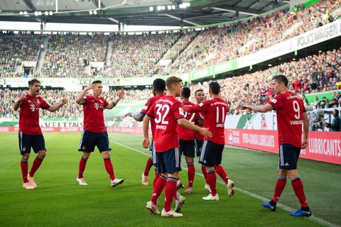 Die Spieler des FC Bayern München jubeln nach dem 1:0 durch Robert Lewandowski