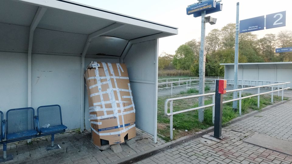 Nachrichten aus Deutschland: Ein Fahrkartenautomat am S-Bahnhaltepunkt "Südstadt" ist mit Pappe gesichert. Bei seiner Explosion ist ein Mann ums Leben gekommen. Ein Fahrkartenautomat am S-Bahnhaltepunkt "Südstadt" ist mit Pappe gesichert. Bei seiner Explosion ist ein Mann ums Leben gekommen.