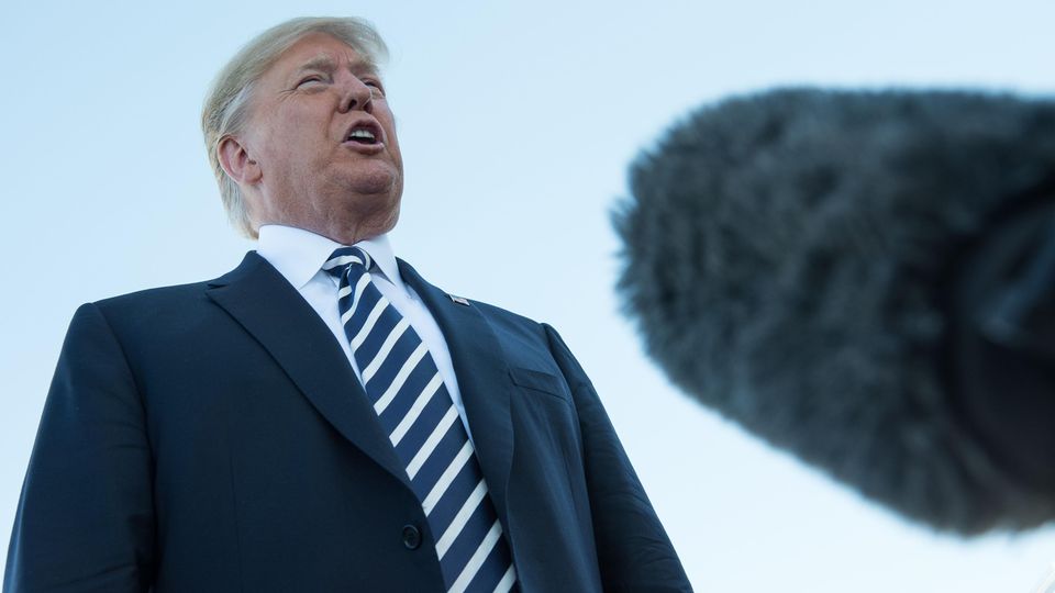 US-Präsident Donald Trump spricht in ein Mikrofon