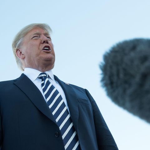 US-Präsident Donald Trump spricht in ein Mikrofon