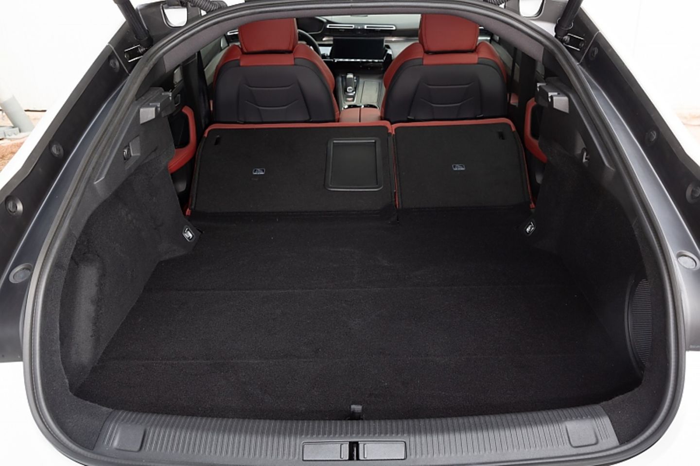 Peugeot 508 GT Puretech 225 - der 487 Liter große Laderaum lässt sich auf über 1.500 Liter erweitern