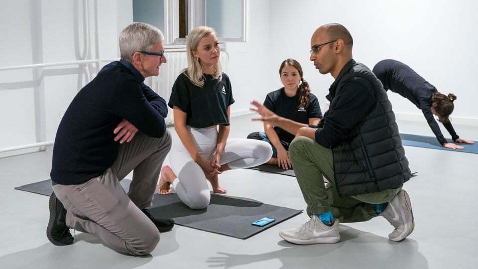 Tim Cook lässt sich einige der Übungen demonstrieren.