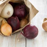 Zwiebeln  Das Wurzelgemüse gehört nicht in den Kühlschrank, sondern an einen kalten, trockenen und dunklen Ort. Beispielsweise die Vorratskammer, der Keller oder die Garage. Und immer darauf achten, die Zwiebeln allein zu lagern. Wie bei Äpfeln entweichen bei Zwiebeln Gase, die andere Lebensmittel schneller verderben lassen.