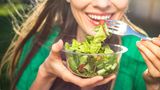 Salat  Wenn Sie einzelne Salatblätter haben, wickeln Sie diese in ein Küchenpapier, um sie frisch zu halten. Salat ist bereits feucht, liegt er lange im Kühler werden die Blätter feucht und schleimig. Vergewissern Sie sich daher, dass der Salat recht trocken ist, dann legen Sie einen Plastikbehälter mit Küchenpapier aus und legen die Salatblätter einzeln hinein. Wiederholen Sie diese Schritte bis die Plastikbox voll ist.
