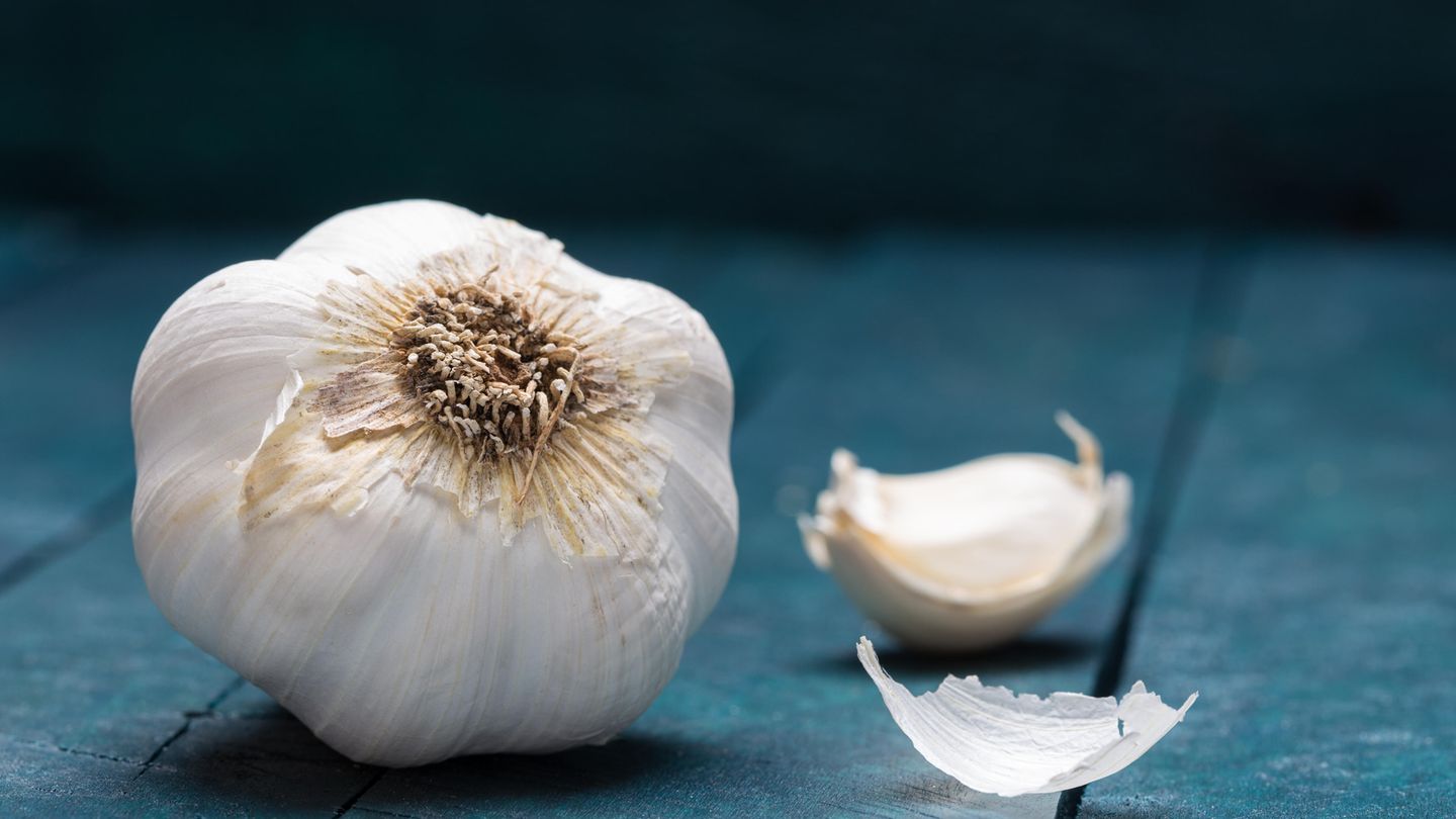 Knoblauch  Knoblauchknollen mögen es am liebsten dunkel und am besten bei Raumtemperatur. Legen Sie Knoblauch nicht in den Kühlschrank.