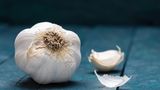 Knoblauch  Knoblauchknollen mögen es am liebsten dunkel und am besten bei Raumtemperatur. Legen Sie Knoblauch nicht in den Kühlschrank.