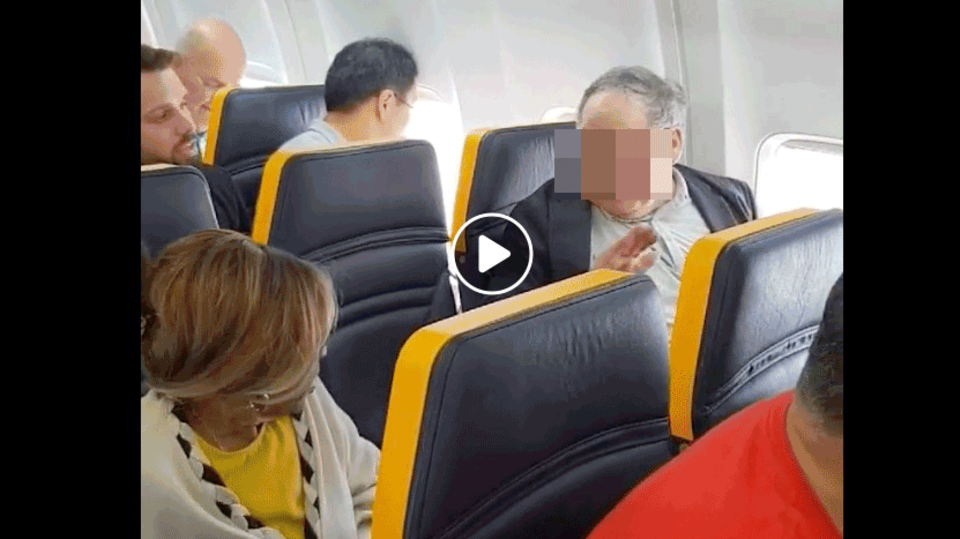 Ryanair: Mann beschimpft Frau rassistisch in Flugzeug