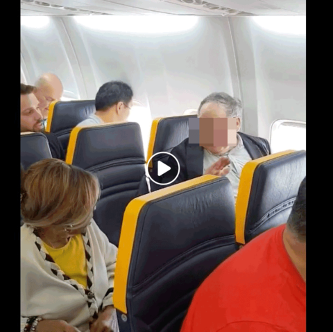 Ryanair: Mann beschimpft Frau rassistisch in Flugzeug