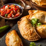 Bild 1 von 16 der Fotostrecke zum Klicken:  Empanadas sind Teigtaschen, gefüllt mit Schwein, Rind oder Pute, dazu Käse, Bohnenmus und auch gewürfelten Kartoffeln. Die Taschen werden in heißem Fett gebacken. Und gegessen werden sie meist ohne Besteck - sondern als "Snack to go".