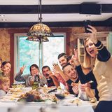 Wie Eltern gerecht vererben können  Wenn mehrere Geschwister gemeinsam ein Haus erben, ist der Zwist oft schon vorprogrammiert. Das Elternhaus verkaufen und den Erlös durch drei teilen, wäre das Beste. Was aber, wenn ein Erbe das Haus in der Familie halten möchte, der andere selbst darin wohnen will und der Dritte auf einen Verkauf drängt? In der Nähe von Scharbeutz (Schleswig-Holstein) steht eine Villa direkt am Ostseestrand seit 25 Jahren leer und verfällt, weil sich auch die Erbengemeinschaft der zweiten Generation nicht einigen kann. Eine Einigung ist jedoch notwendig, damit eine Erbengemeinschaft handlungsfähig wird. In solchen Fällen hilft ein Mediator oder ein Fachanwalt. Um Streit zu vermeiden, können Sie als Erblasser zeitig einen Testamentsvollstrecker einsetzen, Vermächtnisse bestimmen oder eine Teilungsanordnung treffen. Zum Testamentsvollstrecker können Sie jeden Menschen Ihres Vertrauens machen. Dieser setzt dann Ihre Wünsche durch – notfalls auch gegen die Interessen der Erben. Mit einem Vermächtnis oder einer Teilungsanordnung legen Sie genau fest, wer was aus Ihrem Nachlass erhält. Damit können Sie Streit zwischen den Erben vermeiden.