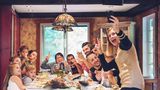 Wie Eltern gerecht vererben können  Wenn mehrere Geschwister gemeinsam ein Haus erben, ist der Zwist oft schon vorprogrammiert. Das Elternhaus verkaufen und den Erlös durch drei teilen, wäre das Beste. Was aber, wenn ein Erbe das Haus in der Familie halten möchte, der andere selbst darin wohnen will und der Dritte auf einen Verkauf drängt? In der Nähe von Scharbeutz (Schleswig-Holstein) steht eine Villa direkt am Ostseestrand seit 25 Jahren leer und verfällt, weil sich auch die Erbengemeinschaft der zweiten Generation nicht einigen kann. Eine Einigung ist jedoch notwendig, damit eine Erbengemeinschaft handlungsfähig wird. In solchen Fällen hilft ein Mediator oder ein Fachanwalt. Um Streit zu vermeiden, können Sie als Erblasser zeitig einen Testamentsvollstrecker einsetzen, Vermächtnisse bestimmen oder eine Teilungsanordnung treffen. Zum Testamentsvollstrecker können Sie jeden Menschen Ihres Vertrauens machen. Dieser setzt dann Ihre Wünsche durch – notfalls auch gegen die Interessen der Erben. Mit einem Vermächtnis oder einer Teilungsanordnung legen Sie genau fest, wer was aus Ihrem Nachlass erhält. Damit können Sie Streit zwischen den Erben vermeiden.