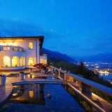 Große Vermögen zu erben, kann einen arm machen.  Wenn der Wert der Immobilie den Freibetrag übersteigt, hilft eine Schenkung. Geht es z.B. um ein Mehrfamilienhaus oder eine große Villa, so kann der Besitzer sein Haus zu Lebzeiten in Etappen verschenken, damit der Begünstigte Steuern spart. Der Beschenkte kann seinen Freibetrag nämlich alle zehn Jahre erneut nutzen. Aber Vorsicht: Wer etwas weggibt, sollte sicher sein, dass er darauf verzichten kann und im Alter gut abgesichert ist. Machen Sie sich am besten bei einem Fachanwalt für Erbrecht oder einem Notar schlau, ob in Ihrem Falle eine Schenkung oder eine Erbschaft günstiger wäre.