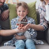 Das Haus an die Kinder überschreiben - So umgehen Sie Fallstricke  Wohl fast jeder kennt Geschichten, in denen Kinder vorzeitig das Erbe ihrer Eltern durchgebracht haben und diese dann im Alter auf Sozialhilfe angewiesen sind. Manch einer will seinen Kindern gern unter die Arme greifen und seine Immobilien zu Lebzeiten an den Nachwuchs überschreiben. Dann muss er einen sogenannten Übertragungsvertrag aufsetzen. Anders bei einer Schenkung kann die Übertragung eines Hauses an bestimmte Bedingungen geknüpft sein. Der Schenker sichert sich auf diese Weise ab, verlangt z.B. Hilfe im Pflegefall oder er räumt sich ein lebenslanges Wohnrecht ein. Vermieten darf er das Haus dann aber nicht, außer der Notarvertrag sieht dies ausdrücklich vor. Darin sollte klar geregelt werden, an welchen Räumen das Wohnrecht besteht, wer welche Kosten trägt und ob der Begünstigte nur mit seiner Familie dort wohnen oder die Räume auch anderen Personen überlassen darf.  Der Vertrag, mit dem Sie das Haus an das Kind überschreiben, muss notariell beurkundet werden. Es erfolgt eine Eintragung des neuen Eigentümers ins Grundbuch. Bei einer Eigentumsübertragung von Immobilien wird die Grundsteuer fällig.   Verheiratete dürfen das Haus dem Partner zum Nulltarif überschreiben (abgesehen von Notarkosten), sogar wenn dieses mehr als 500.000 Euro wert ist. Wenn Sie ein Haus besitzen, ist es gut, sich schon frühzeitig Gedanken darüber zu machen, wem Sie das Haus überlassen wollen. Steuerliche Vorteile bietet Ihnen die Hausüberschreibung schon zu Lebzeiten. Auch Streit unter den Erben können Sie so vermeiden. Da das Überschreiben eines Hauses aber auch einige juristische Fallen mit sich bringt, ist es sinnvoll, einen Anwalt zu Rate zu ziehen.