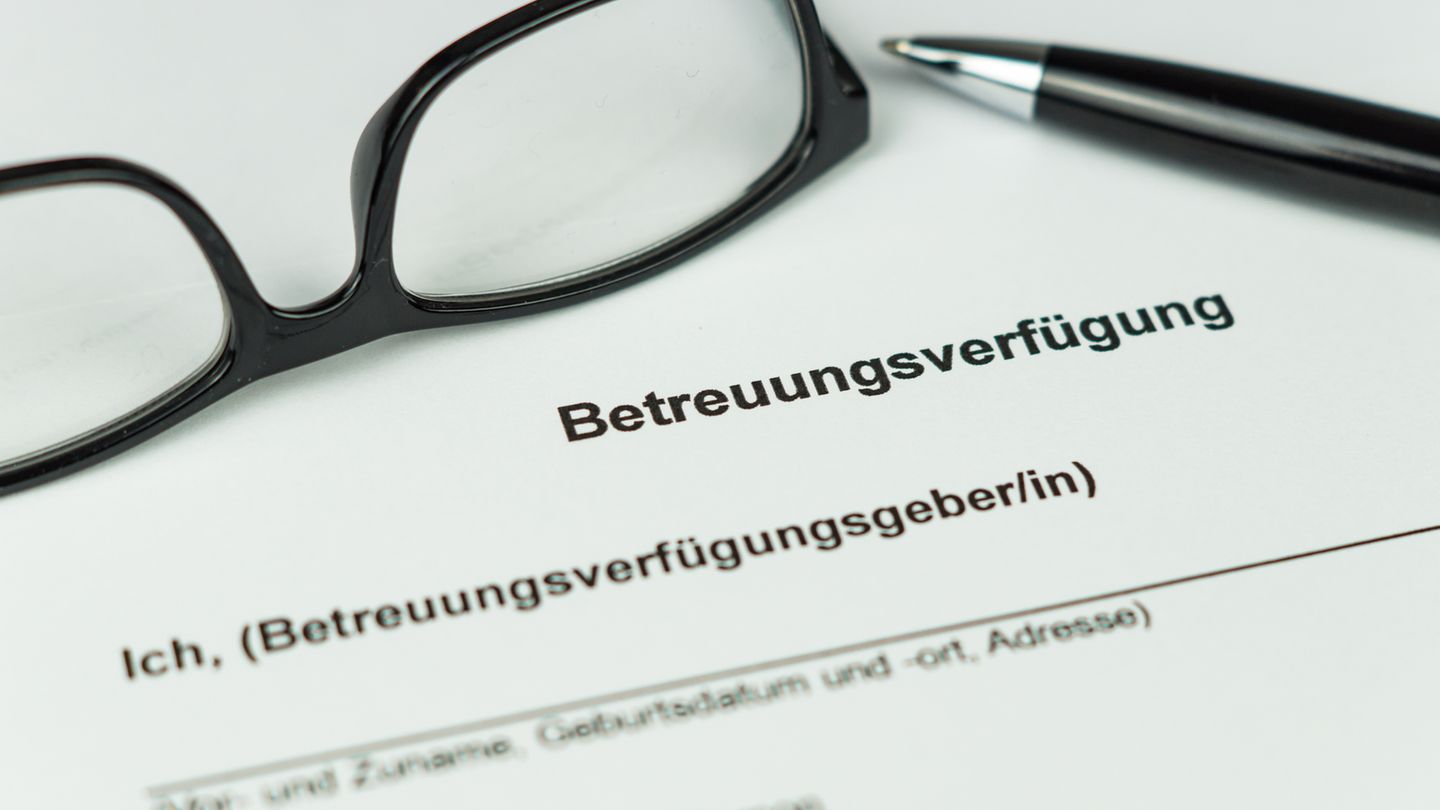 Vererben und Erbschaftssteuern: Pflege – Wo ist das Geld sicher vor dem Zugriff des Staates? Grundsätzlich kann jeder Schenker die Rückgabe seines Geschenks – also auch einer Immobilie – verlangen, wenn er nicht mehr genug Geld zum Leben hat. Dazu zählt auch die Finanzierung im Pflegefall. Wenn Eltern nicht mehr selbst für ihre Heimkosten aufkommen können, springt zunächst das Sozialamt ein. Es holt sich die Kosten jedoch von den Kindern zurück. Haben die kein Geld, kann das Amt sogar die geerbte Immobilie zurückfordern, um damit die Pflegekosten zu decken. Aber nur, wenn die junge Familie nicht selbst darin wohnt. Liegt die Schenkung allerdings zehn Jahre zurück, hat das Sozialamt keine Handhabe mehr. Zudem steht Alleinstehenden ein Selbstbehalt von 1800, Verheirateten in Höhe von 3240 Euro zu, den das Sozialamt nicht antasten darf. Soll der Staat die Immobilie nicht einsacken, ist eine Pflegeversicherung unverzichtbar. Pflege – Wo ist das Geld sicher vor dem Zugriff des Staates? Grundsätzlich kann jeder Schenker die Rückgabe seines Geschenks – also auch einer Immobilie – verlangen, wenn er nicht mehr genug Geld zum Leben hat. Dazu zählt auch die Finanzierung im Pflegefall. Wenn Eltern nicht mehr selbst für ihre Heimkosten aufkommen können, springt zunächst das Sozialamt ein. Es holt sich die Kosten jedoch von den Kindern zurück. Haben die kein Geld, kann das Amt sogar die geerbte Immobilie zurückfordern, um damit die Pflegekosten zu decken. Aber nur, wenn die junge Familie nicht selbst darin wohnt. Liegt die Schenkung allerdings zehn Jahre zurück, hat das Sozialamt keine Handhabe mehr. Zudem steht Alleinstehenden ein Selbstbehalt von 1800, Verheirateten in Höhe von 3240 Euro zu, den das Sozialamt nicht antasten darf. Soll der Staat die Immobilie nicht einsacken, ist eine Pflegeversicherung unverzichtbar.